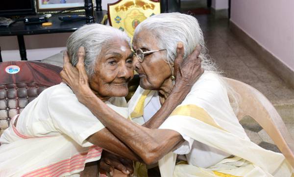 മലയാളത്തിന്റെ അഭിമാനമുയർത്തി കാർത്യായനി അമ്മയും ഭാഗീരഥി അമ്മയും; നൂറിന്റെ നിറവിൽ പഠിച്ചു നേടിയ പുരസ്കാരം