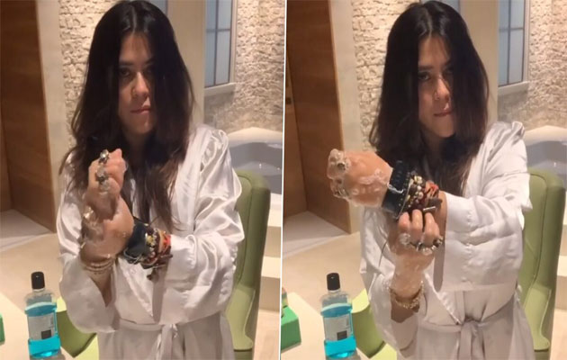 കൈനിറയെ ആഭരണങ്ങളുമിട്ട് ഹാന്റ് വാഷ് ചലഞ്ച്; ബോളിവുഡ് നിര്‍മ്മാതാവിനെ ട്രോളി സോഷ്യല്‍ മീഡിയ